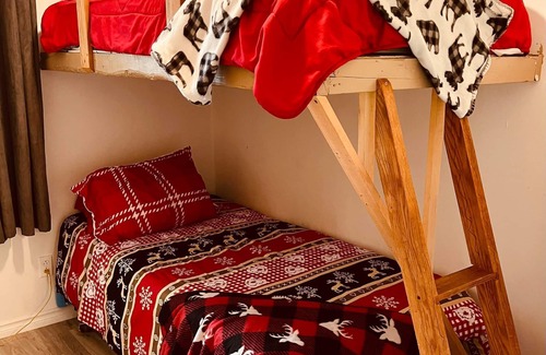 Regina Beach House | Hilltop Cottage - Regina Beach