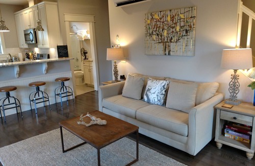 Leicester House | Hilltop Cottage , Upscale, Pristine, Self Check-In