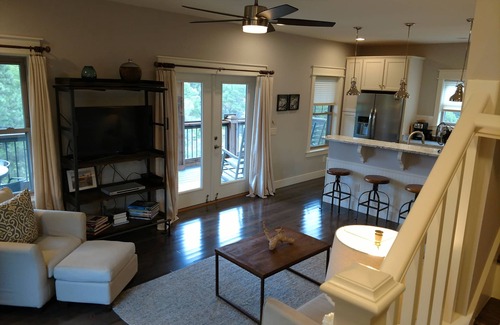 Leicester House | Hilltop Cottage , Upscale, Pristine, Self Check-In