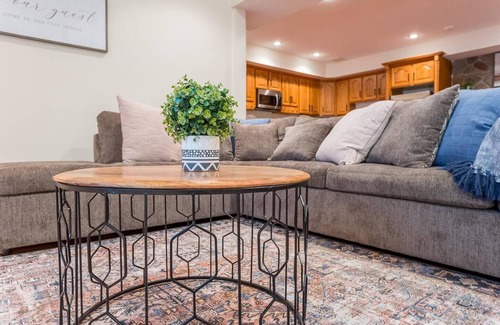 Cross Keys House | Hilltop Escape >1 mile from North River