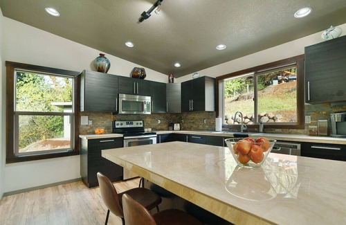 Amity Villa | Hilltop Gated Wine Retreat | Views + Hot Tub Bliss