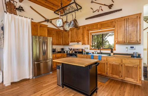 Yosemite Forks House | Hilltop Haven- Bright and Modern Cabin w/hot tub and stunning views!
