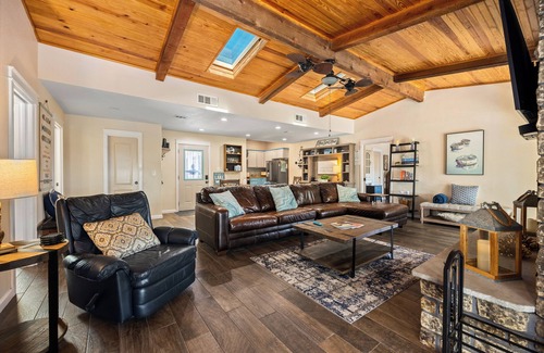 Spicewood House | Hilltop Haven by the Lake