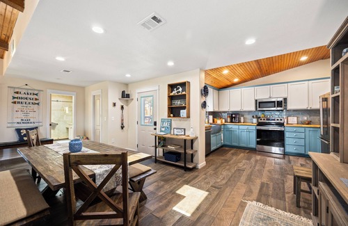 Spicewood House | Hilltop Haven by the Lake