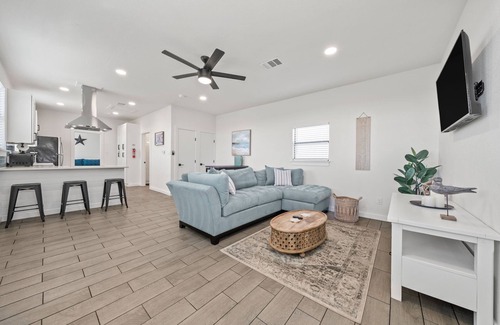 Lakeway House | Hilltop Haven, Couples Getaway