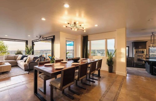 University Heights House | Hilltop Haven with Infinity Pool
