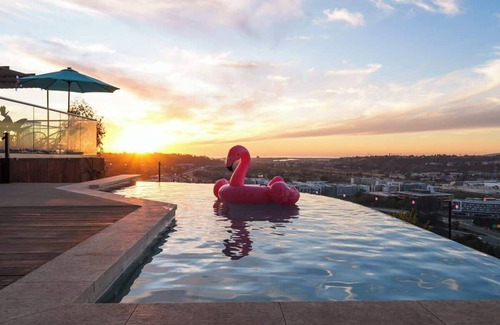 University Heights House | Hilltop Haven with Infinity Pool