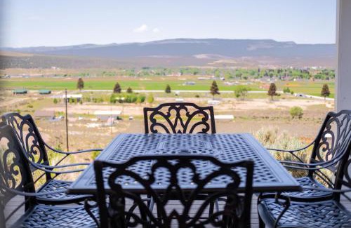Panguitch House | Hilltop Heaven - 5 Star Comfort and Views