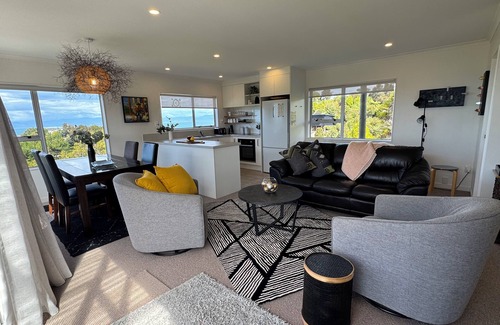 Ngaio Bay Cottage | Hilltop Heaven - Kaiteriteri Holiday Home
