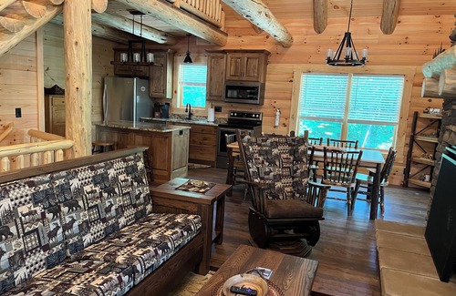 Logan Cabin | "Hilltop Hideaway" - A "GEM" in beautiful Hocking Hills !