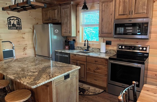 Logan Cabin | "Hilltop Hideaway" - A "GEM" in beautiful Hocking Hills !
