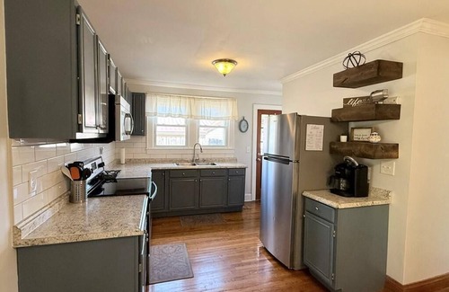 Bradley House | Hilltop Hideaway-charming 2 bedroom home, family friendly, WiFi , AC ,