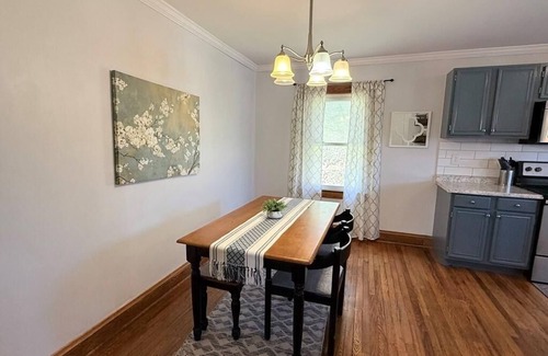 Bradley House | Hilltop Hideaway-charming 2 bedroom home, family friendly, WiFi , AC ,