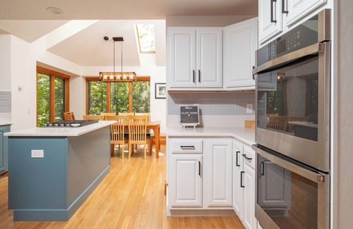Grantham House | Hilltop Hideaway- Gorgeous Fall foliage, 4 bed, 3 ba; EV charger: