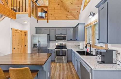 Rogers Cabin | Hilltop Hideaway-NaturalBridge2m/Modern/HotTub/New