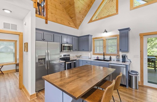 Rogers Cabin | Hilltop Hideaway-NaturalBridge2m/Modern/HotTub/New