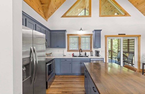 Rogers Cabin | Hilltop Hideaway-NaturalBridge2m/Modern/HotTub/New