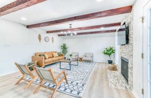 Roseland House | Hilltop Hideaway - Pool - Jacuzzi - Ping Pong - 12 guests - Fireplace - Mountain Views - Pets are allowed by request
