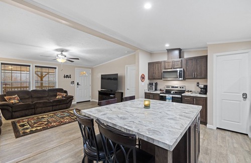Ashland House | Hilltop Hideaway