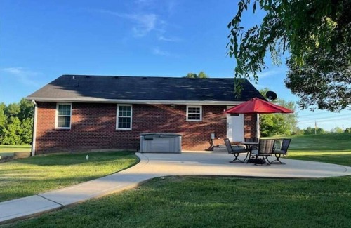 Ashland City House | Hilltop Hideaway w/Hot Tub Close to Nashville