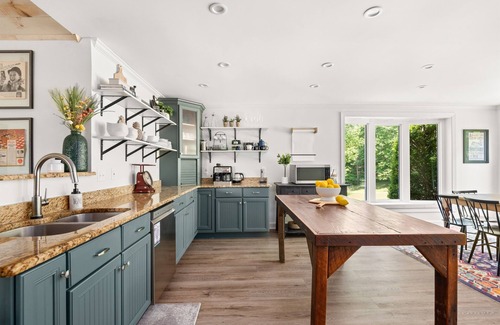 Franklin House | Hilltop Home on 12 Acres | Fire Pit | 4 King Beds | Family & Dog Friendly