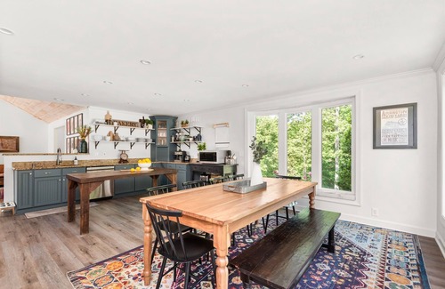 Franklin House | Hilltop Home on 12 Acres | Fire Pit | 4 King Beds | Family & Dog Friendly