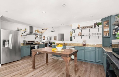 Franklin House | Hilltop Home on 12 Acres | Fire Pit | 4 King Beds | Family & Dog Friendly