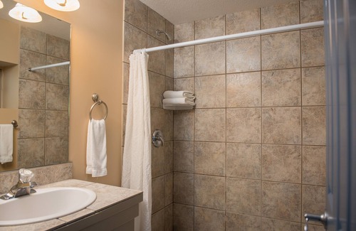 Salmon Arm Hotel | Hilltop Inn