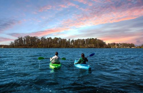 Portage Lakes House | Hilltop Lakehouse - Free Kayaks Deck PLX