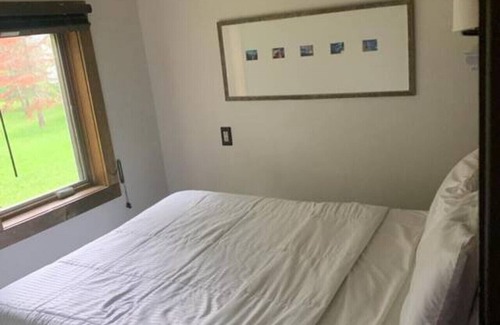 International Falls Cabin | Hilltop Lodge Standard Double - Room 108