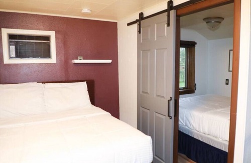 International Falls Cabin | Hilltop Lodge Standard Double - Room 108