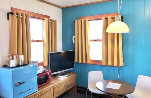 International Falls Cabin | Hilltop Lodge Standard Queen - Room 105