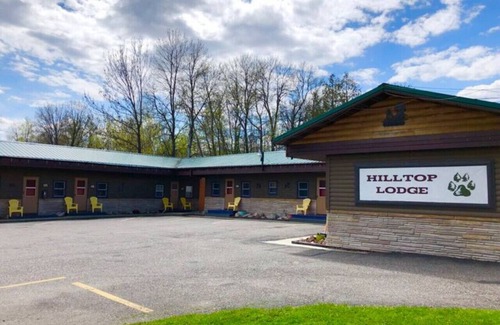 International Falls Cabin | Hilltop Lodge Standard Queen - Room 105