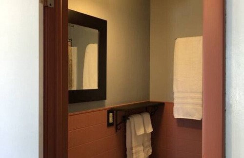 International Falls Cabin | Hilltop Lodge Standard Queen - Room 104
