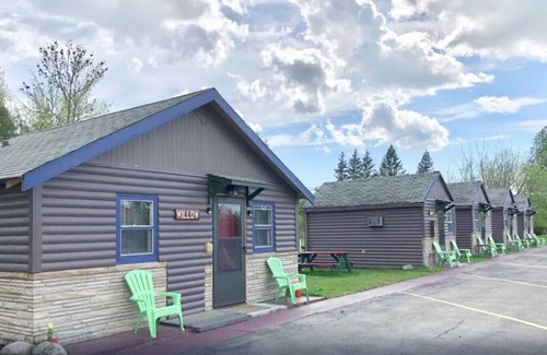 International Falls Cabin | Hilltop Lodge - Birch -Queen Cabin