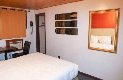 International Falls Cabin | Hilltop Lodge Standard Queen - Room 103