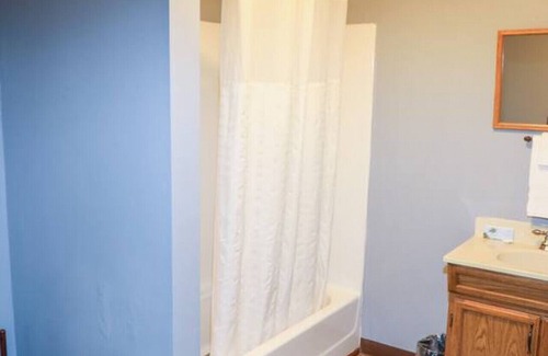 International Falls Cabin | Hilltop Lodge Standard Double - Room 107
