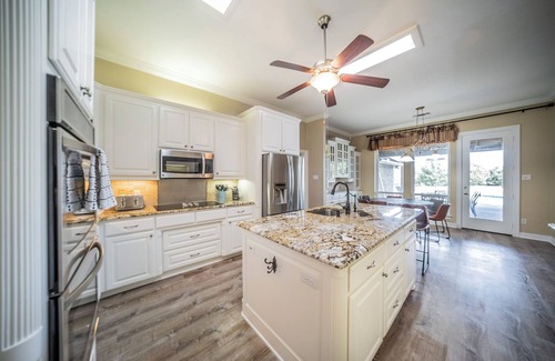 Springtown House | Hilltop lodge with spectacular views and roaming wildlife.