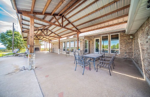 Springtown House | Hilltop lodge with spectacular views and roaming wildlife.