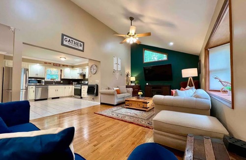 Lake Ariel House | HillTop Manor-Spacious 6BR+PS5+FirePit+Pool Table