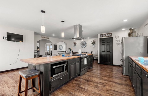 Calhan House | Hilltop Ranch Style Home with Gorgeous View for Big Groups, Retreats, Events OK