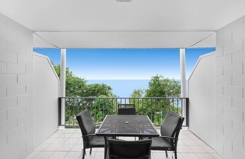Trinity Beach Apartment | Hilltop Resort with Ocean Views