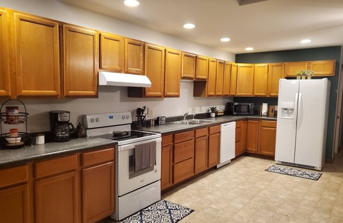 Murphysboro House | Hilltop Retreat 2: Spacious, pond-front home for 12 near wine trail!