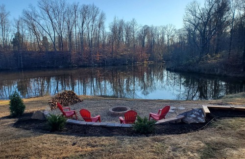 Murphysboro House | Hilltop Retreat 2: Spacious, pond-front home for 12 near wine trail!