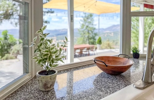 Mariposa Villa | Hilltop Retreat: Hot Tub, Sauna, Fire Pit, Stunning Valley Views