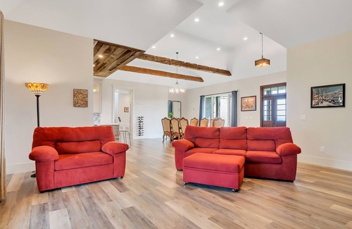 Fly Creek House | Hilltop Retreat - Modern home 5mi to Coop
