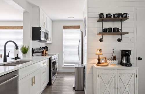 Euless House | Hilltop Texan- Texas Farmhouse Cottage in the heart of DFW
