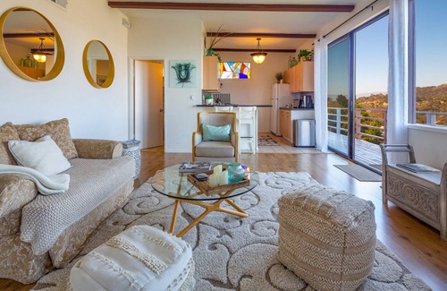 Hollywood Hills West Apartment | ☮️HILLTOPIA- PERFECT RETREAT W/EPIC VIEWS!