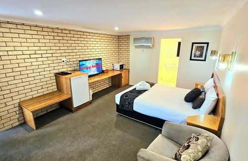 Young Hotel | Hilltops Retreat Motor Inn