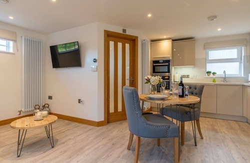 Gotherington Cottage | Hillview Hideaway - sleeps 2 guests in 1 bedroom